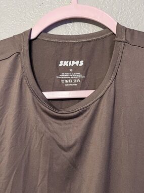 SKIMS Long Sleeve Crew Top in Taupe Brown